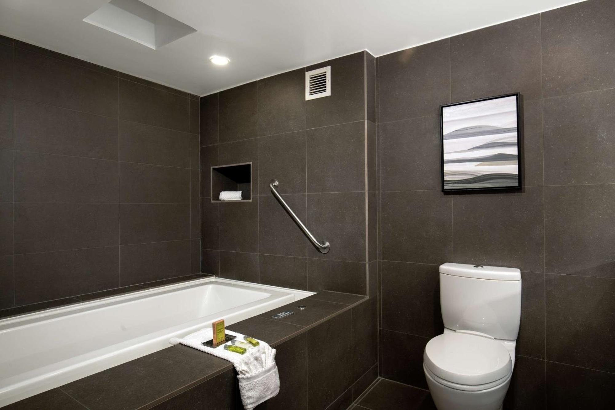 ดับเบิ้ลทรี โฮเต็ล มอนโรเวีย พาซาเดนา แอเรีย Hotel ภายนอก รูปภาพ